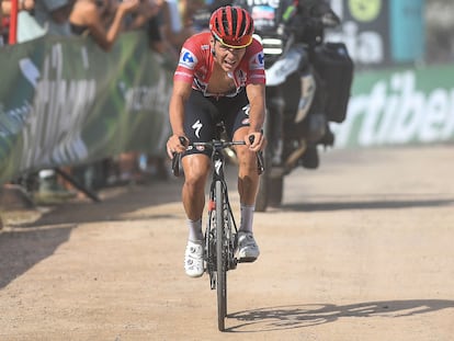 Evenepoel, en el momento de cruzar la meta tras la subida a Les Praeres.