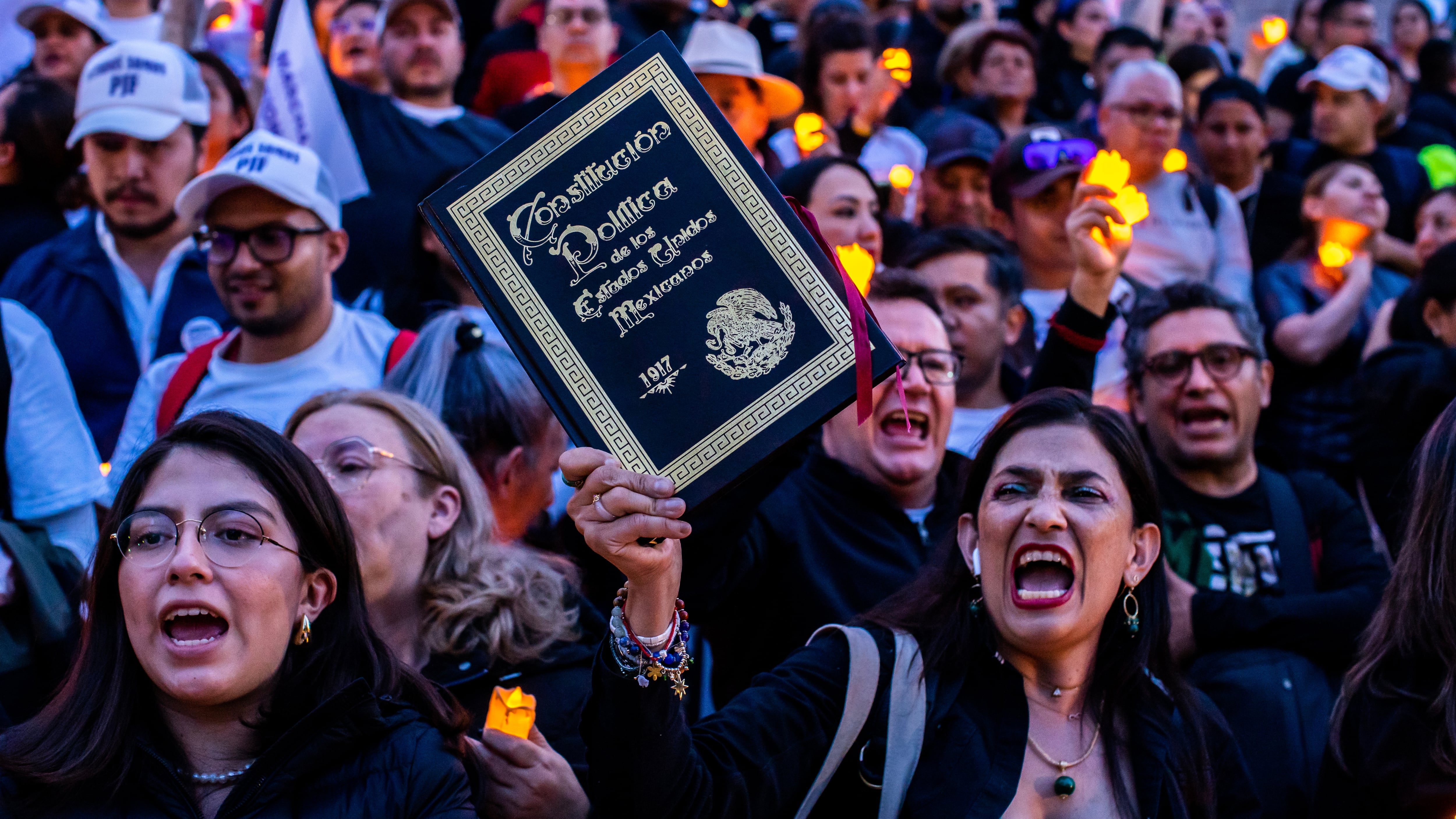 Trabajadores del sistema judicial se manifiestan en El Ángel de la Independencia, el 26 de agosto.