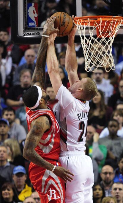 Josh Smith tapona una entrada de Mason Plumlee.