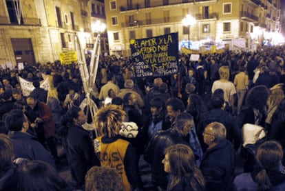 Miles de personas se manifestaron ayer por las calles de Valencia contra los recortes presupuestarios en educación.
