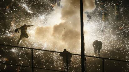 Guerra de carretillas de la Nit del Albá en Elche, durante las fiestas de la ciudad en honor a su patrona, la Virgen de la Asunción.