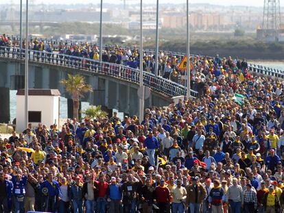 Trabajadores de Delphi, durante una manifestación en Cádiz contra el cierre de la empresa en 2007.