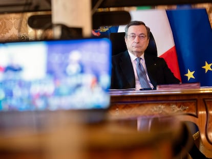 El primer ministro de Italia, Mario Draghi, participa en una videoconferencia con líderes europeos el 26 de febrero desde Roma.