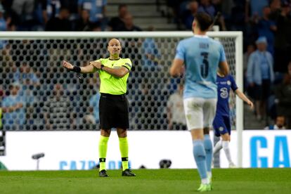 Mateu Lahoz gesticula durante la final de la Champions League ante unas supuestas manos. 