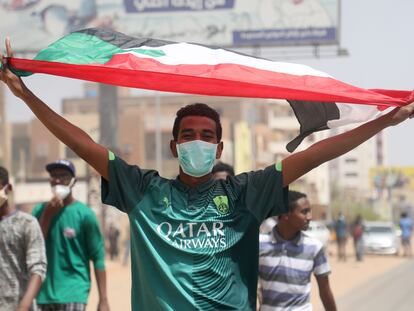 Un manifestante sostiene la bandera de Sudán durante las protestas de este lunes en Jartum.