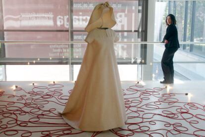 Vestido de novia de 1968 inspirado en las pinturas de Zurbarán que cierra la exposición.