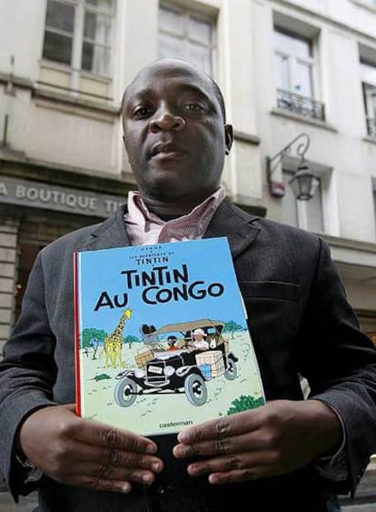 Mbutu Mondondo, con un ejemplar de <i>Tintín en el Congo,</i> el martes, en Bruselas.</b>