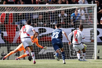 Óscar Trejo falla su primer penalti en el Rayo-Girona de este sábado en Vallecas.