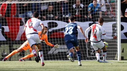 Óscar Trejo falla su primer penalti en el Rayo-Girona de este sábado en Vallecas.