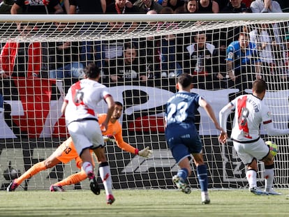 Óscar Trejo falla su primer penalti en el Rayo-Girona de este sábado en Vallecas.