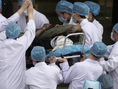 atPersonal sanitario de un hospital en Heijing atiende a uno de los mineros rescatados.