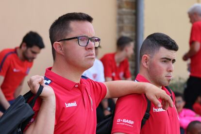 El jugador del Nàstic Rubén Almazán (izquierda) junto a un compañero de equipo.