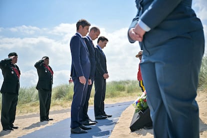 Desde la izquierda, el primer ministro francés, Gabriel Attal, el príncipe Guillermo de Gales, y el primer ministro canadiense, Justin Trudeau, muestran sus respetos tras depositar una corona de flores, este jueves en Normandía.