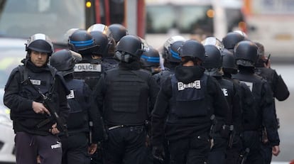 Los policías del RAID (cuerpo de intervención) lograron sacar del piso a tres de sus ocupantes, que están detenidos, aunque por el momento no se ha establecido su identidad.