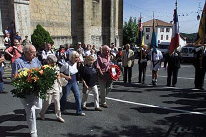 Aviadores veteranos y otros participantes en el homenaje a la<i> red Comète</i> depositan, ayer, flores en el monumento a los caídos de Urrugne.