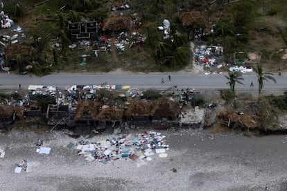 Diverses persones caminen pels carrers envoltats de cases derruïdes després del pas de l'huracà Matthew, a Jeremie (Haití), el 5 d'octubre.