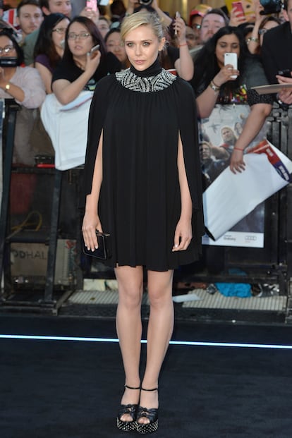 De negro impoluto pudimos ver a Elizabeth Olsen durante el estreno de The Avengers: Age Of Ultron en Londres. Nos gusta su vestido-capa de Saint Laurent pero lo hubiésemos combinado con otro calzado.