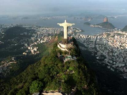 Desde el Corcovado, el peñón desde el que una figura de Jesús <i>art-déco</i> vigila a la ciudad, se ve cómo los dedos de Río trepan por las montañas ya convertidos en forma de <i>favela.</i>