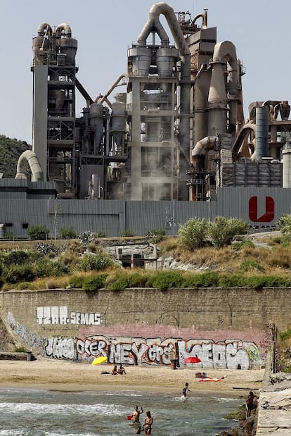 La cementera del Vallcarca junto a la  playa del mismo nombre.