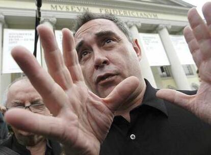 Ferran Adrià, ayer al pie de la escalinata del Museum Fridericianum de Kassel.