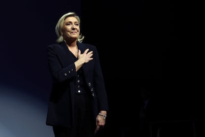 Marine Le Pen, presidenta de Reagrupamiento Nacional, celebra con un gesto de agradecimiento los resultados de las elecciones legislativas francesas del pasado domingo.
