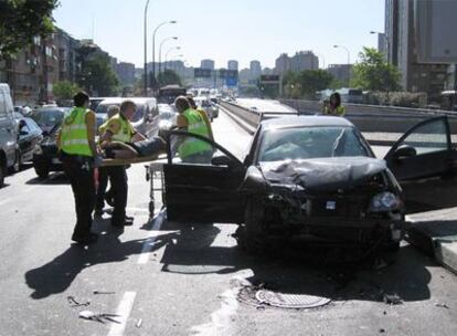 Sanitarios del Samur atienden al conductor del vehículo que provocó ayer un accidente múltiple.
