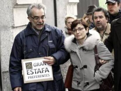 La exconsejera de Bankia Araceli Mora, increpada por afectados de las participaciones preferentes de la entidad, a su salida de la Audiencia Nacional donde acudió a declarar ante el juez Fernando Andreu, que instruye el caso Bankia.