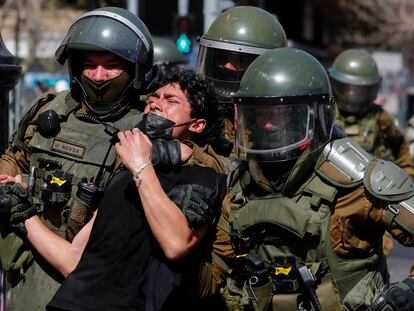 La policía antidisturbios detiene a un estudiante durante una protesta frente al palacio presidencial de La Moneda, en Santiago (Chile), el 6 de septiembre de 2022.