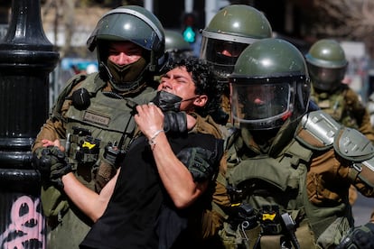 La policía antidisturbios detiene a un estudiante durante una protesta frente al palacio presidencial de La Moneda, en Santiago (Chile), el 6 de septiembre de 2022.