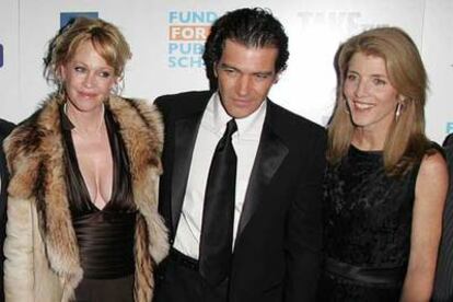 Antonio Banderas y Melanie Griffith, con Caroline Kennedy en el estreno de <i>Take the lead.</i>