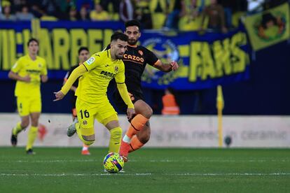Álex Baena se zafa de Comert durante el partido de este sábado en Villarreal.