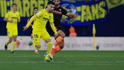 Álex Baena se zafa de Comert durante el partido de este sábado en Villarreal.