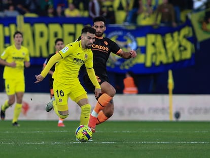 Álex Baena se zafa de Comert durante el partido de este sábado en Villarreal.