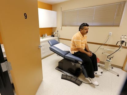 Un paciente espera a su médico en un hospital de Phoenix, Arizona.