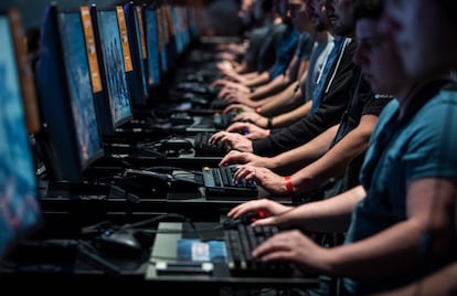 Los asistentes pueden jugar en los ordenadores dispuestos durante su visita a la Gamescom.