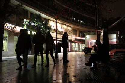 Imagen de la glorieta de Mariano de Cavia sin luz, el pasado viernes. 