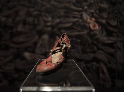 Zapato de una prisionera de Auschwitz en el Centro de Exposiciones Arte Canal.