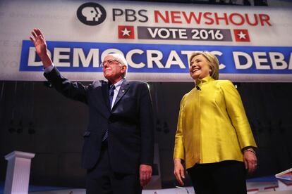 Bernie Sanders y Hillary Clinton durante el debate.