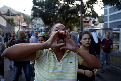 Um manifestante grita palavras de ordem durante o protesto, nesta segunda-feira em Caracas. O pronunciamento foi apoiado por vizinhos da área, que saíram de casa para montar barricadas, queimar pneus e gritar contra Maduro. As manifestações de descontentamento terminaram em choque com a polícia.