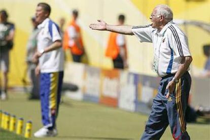 Luis Aragonés, durante el partido ante Ucrania, imparte instrucciones desde la banda.