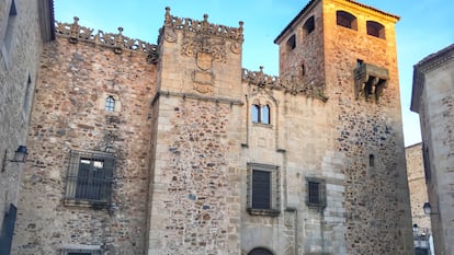 Fachada del palacio de los Golfines de Abajo (Cáceres).