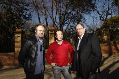 El actor Trist&aacute;n Ulloa, el periodista Fernando Olmeda y el escritor Fernando Mar&iacute;as, tres de los firmantes del manifiesto.
 