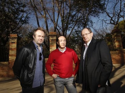 El actor Trist&aacute;n Ulloa, el periodista Fernando Olmeda y el escritor Fernando Mar&iacute;as, tres de los firmantes del manifiesto.
 