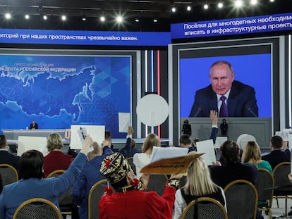 Vladímir Putin responde a los periodistas en su rueda de prensa anual, este viernes en Moscú.