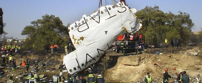 Restos del avión de Spainair siniestrado en el aeropuerto de Madrid-Barajas.
