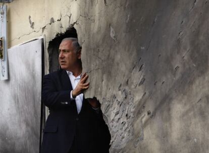 Netanyahu, en una de las viviendas dañadas en Sderot por los cohetes lanzados por Hamás.