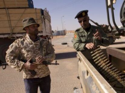 Milicianos Libios revisando el armamento sobre una pick up en el puesto fronterizo de Abu Grein