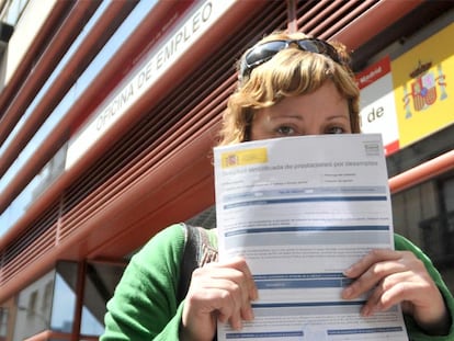 Una desempleada ante una oficina del Inem en Madrid.