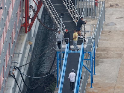 Primeros inmigrantes en entrar en el 'Bibby Stockholm', anclado en la isla de Portland, el día 8.