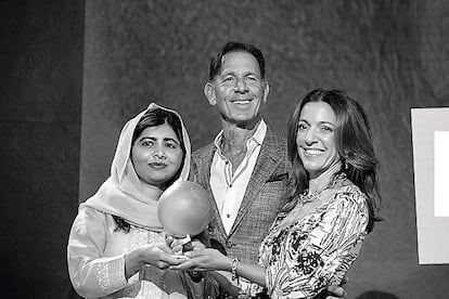 Carolina García Jayaram junto a Malala Yousafzai y Joseph Deitch, cofundador de the Elevate Prize Foundation.